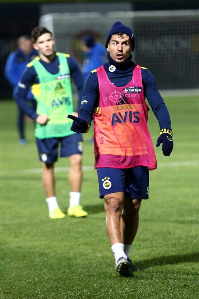 Emre Belözoğlu'nun idmanda takım arkadaşlarına taktik vermesi dikkat çekti