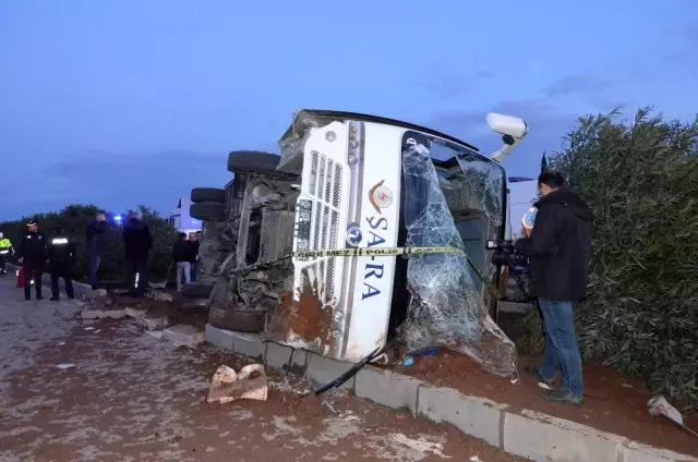 Midibüs kaza yaptı 30 kişi yaralandı, vatandaşlar film gibi izledi