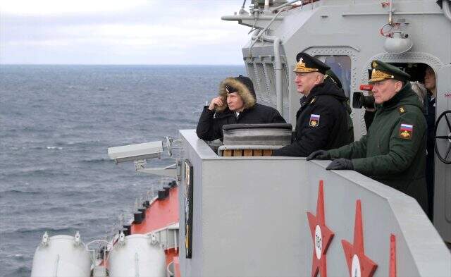 Putin, Karadeniz'de Rus donanmalarının tatbikatını izledi Putin, Karadeniz'de Rus donanmalarının tatbikatını izledi