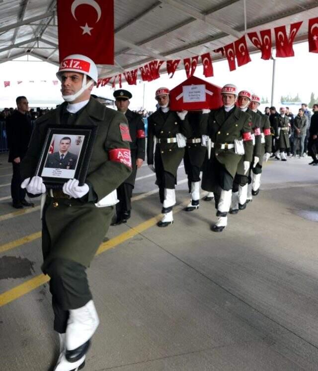 Şehit nişanlısını, askeri kıyafetle gözyaşları içinde uğurladı: Yüzüğümü hala çıkarmadım