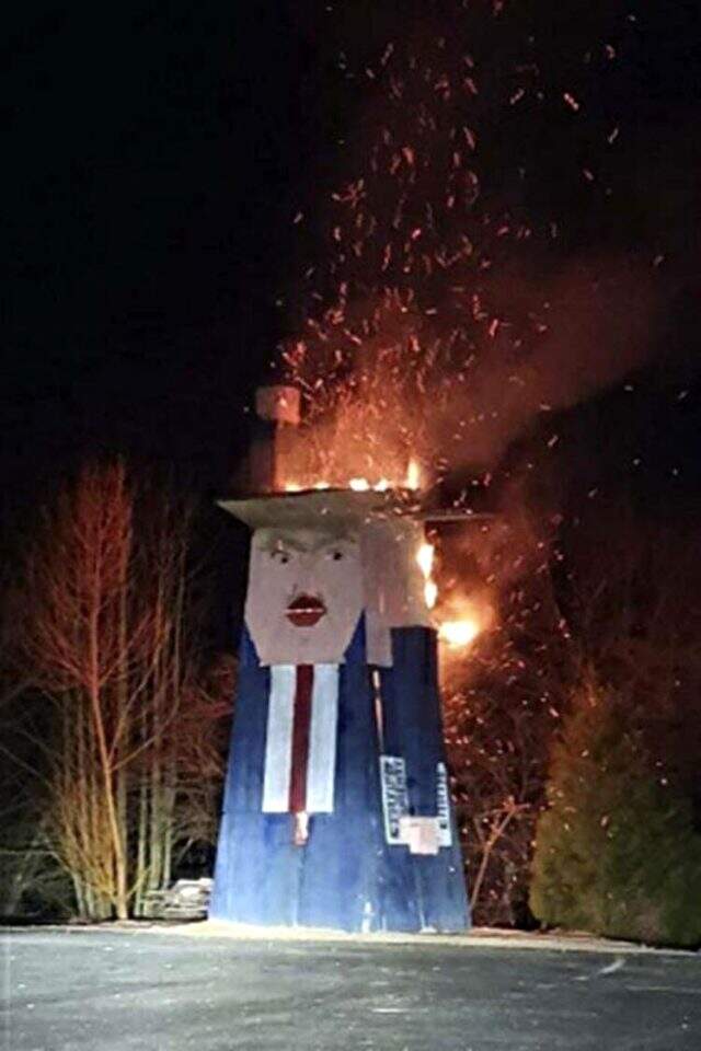 Slovenya'daki ahşap Donald Trump heykeli yakıldı Slovenya'daki ahşap Donald Trump heykeli yakıldı