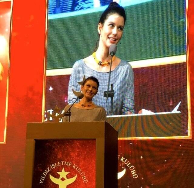 Beren Saat, aldığı onur ödülünü İstanbul Üniversitesi öğrencilerine adadı