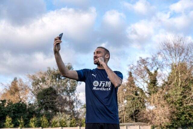 Cenk Tosun, yeni takımıyla çıktığı ilk idmanda göz doldurdu Cenk Tosun, yeni takımıyla çıktığı ilk idmanda göz doldurdu