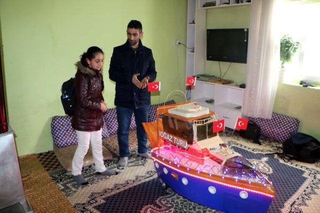 Kızı için bu kez kırık elbise dolabından tekne yaptı