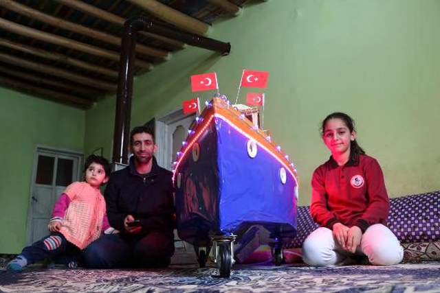 Kızı için bu kez kırık elbise dolabından tekne yaptı