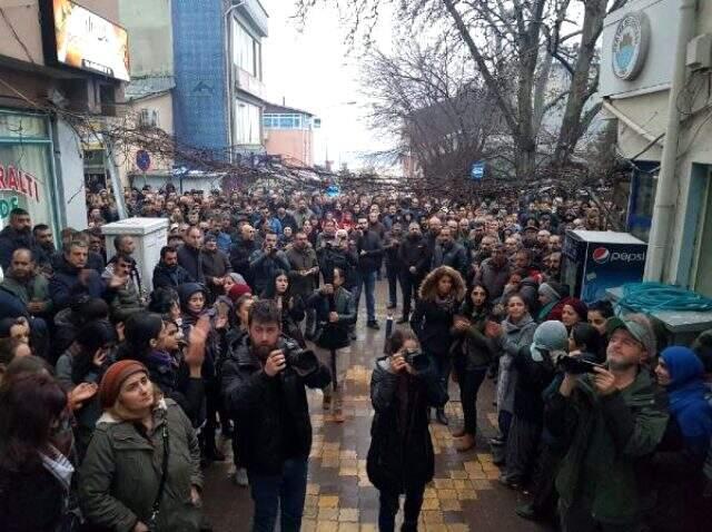 Tunceli'de ilçeyi sokağa döken cinsel istismar şüphelisi kendisini ağaca astı