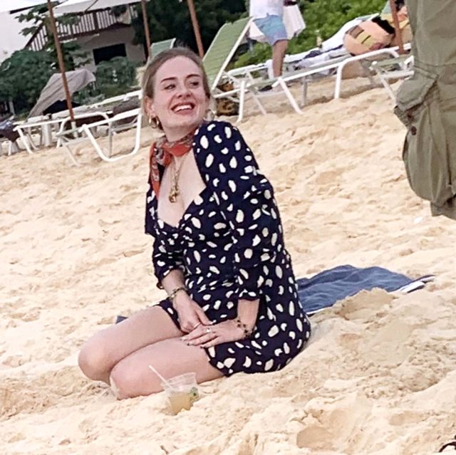 45 kilo veren şarkıcı Adele'in fotoğrafındaki göğüs detayı dikkat çekti