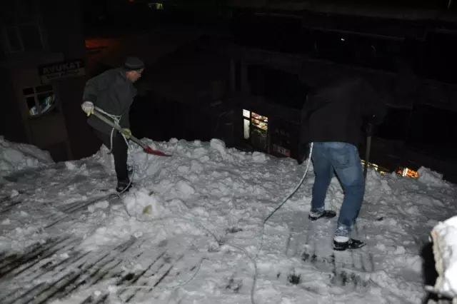 Eksi 20 derecede 50 TL için çatı temizliyorlar