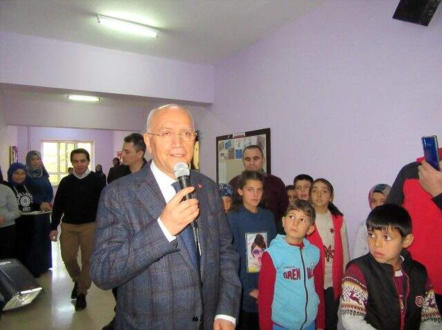 Tasarladığı çantanın geliriyle Afyonkarahisar'da köy okuluna kütüphane kurdu Tasarladığı çantanın geliriyle Afyonkarahisar'da köy okuluna kütüphane kurdu