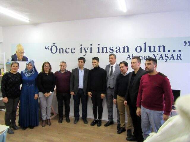 Tasarladığı çantanın geliriyle Afyonkarahisar'da köy okuluna kütüphane kurdu Tasarladığı çantanın geliriyle Afyonkarahisar'da köy okuluna kütüphane kurdu