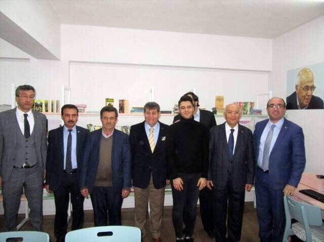 Tasarladığı çantanın geliriyle Afyonkarahisar'da köy okuluna kütüphane kurdu Tasarladığı çantanın geliriyle Afyonkarahisar'da köy okuluna kütüphane kurdu