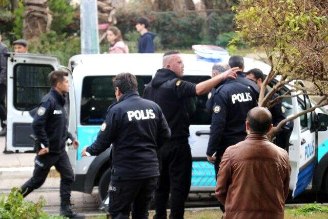 Antalya'nın göbeğinde bıçakla dehşet saçtı ardından selfie çekti Antalya'nın göbeğinde bıçakla dehşet saçtı ardından selfie çekti