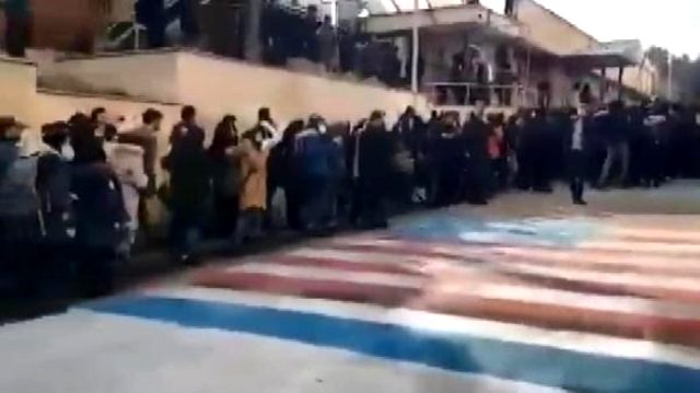 İran'daki protestolarda eylemcilerin ABD ve İsrail bayraklarına basmaması dikkat çekti