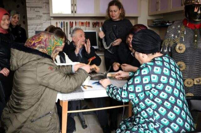 Kadına şiddete, 'çeyizlik zırh' yaparak tepki gösterdiler Kadına şiddete tepki amaçlı yaptıkları zırhları kızlarının çeyizlerine koyacaklar
