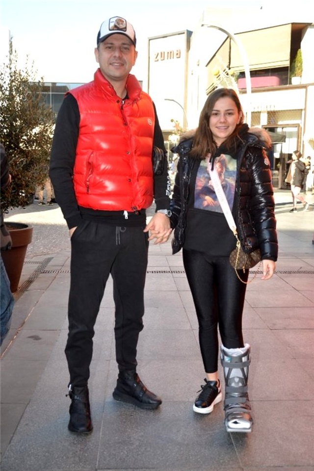<a class='keyword-sd' href='/merve-ozbey/' title='Merve Özbey'>Merve Özbey</a> ve nişanlısı <a class='keyword-sd' href='/kenan-kocak/' title='Kenan Koçak'>Kenan Koçak</a> düğün alışverişinde