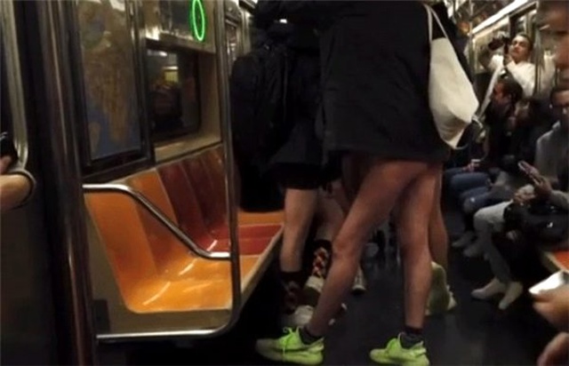 Pantolonsuz Metro Yolculuğu Etkinliği Bu Sene de Şaşırttı