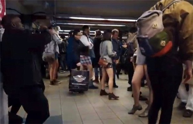 Pantolonsuz Metro Yolculuğu Etkinliği Bu Sene de Şaşırttı