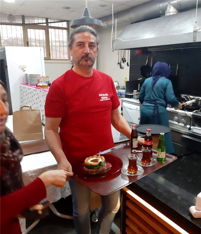 Şarkıcı Çelik, engelli kafe sahibine destek için garsonluk yaptı