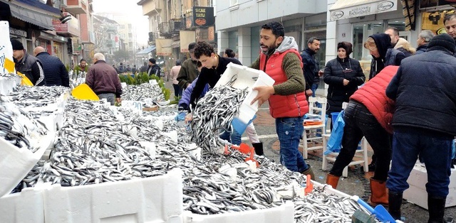 Hamsinin 5 liraya düştüğünü duyanlar, almak için birbiriyle yarıştı