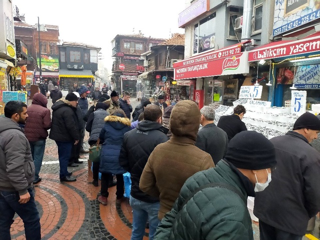 Hamsinin 5 liraya düştüğünü duyanlar, almak için birbiriyle yarıştı