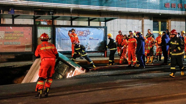 Çin'de yolda oluşan dev çukur yolcu otobüsünü yuttu: Altı ölü