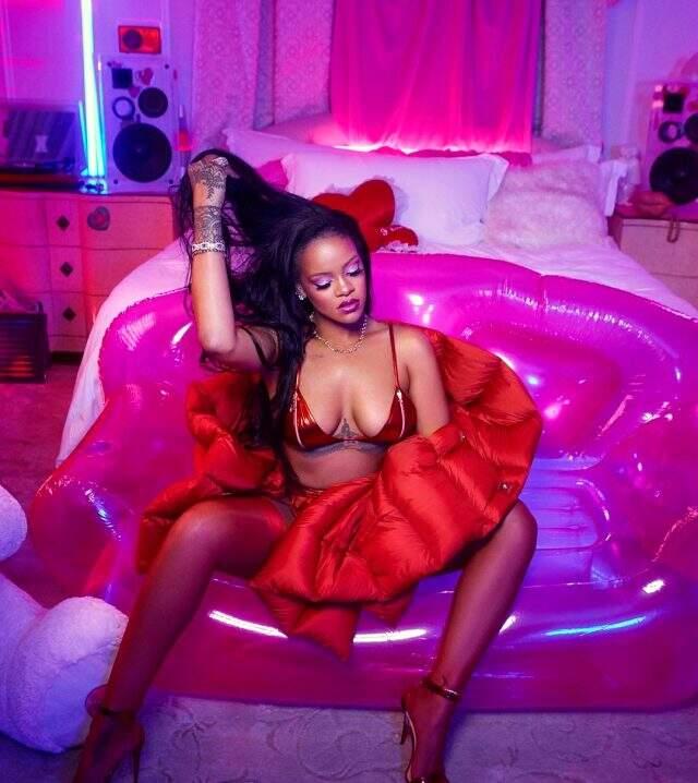 Rihanna, 14 Şubat'a özel tasarladığı iç çamaşırlarıyla iddialı pozlar verdi