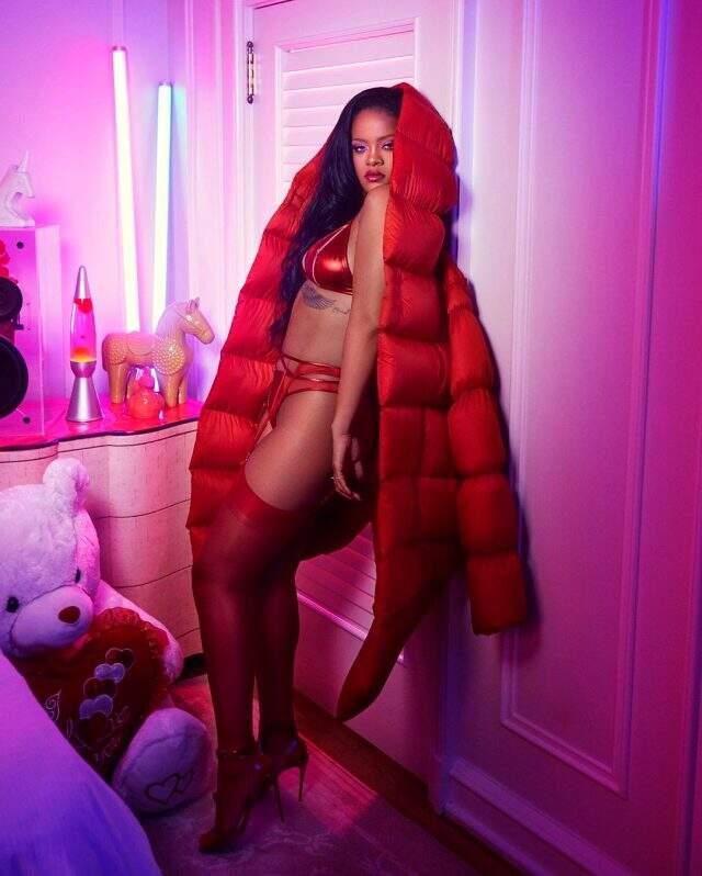 Rihanna, 14 Şubat'a özel tasarladığı iç çamaşırlarıyla iddialı pozlar verdi