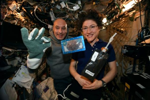 ABD'li astronot bir ilke imza attı! Uzayda kurabiye pişirdi