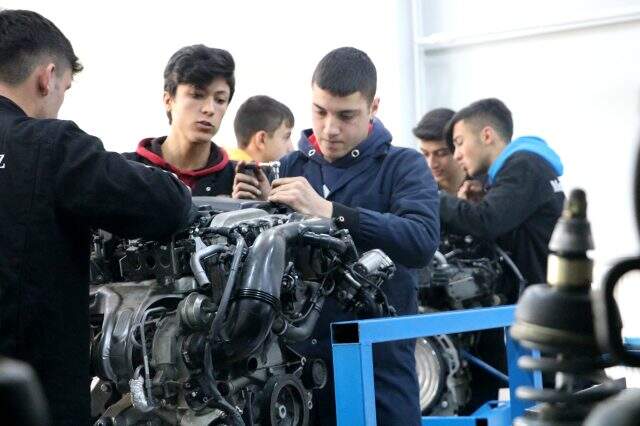 Yerli otomobilin teknikerleri Sivas'ta yetişiyor Yerli otomobilin teknikerleri Sivas'ta yetişiyor