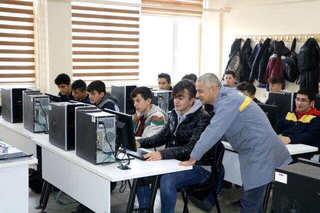 Yerli otomobilin teknikerleri Sivas'ta yetişiyor Yerli otomobilin teknikerleri Sivas'ta yetişiyor