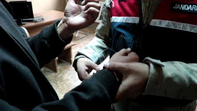 22 yıldır cinayetten aranan zanlı, evinin salonunda kazdığı kuyuda yakalandı