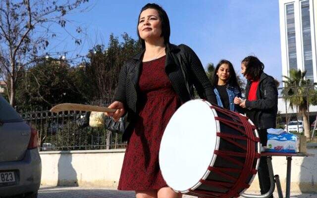 6 çocuk annesi, eşinden boşanmayı halay çekerek kutladı 6 çocuk annesi, eşinden boşanmayı halay çekerek kutladı