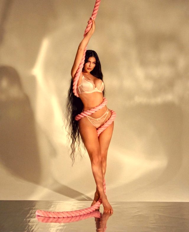 ABD'li yıldız Kylie Jenner, yaptığı ip dansıyla nefes kesti