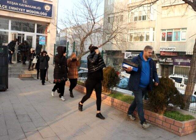 Edirne'de fuhuşa zorlanan 12 kadın kurtarıldı, 7 kişi gözaltına alındı Edirne'de fuhuşa zorlanan 12 kadın kurtarıldı, 7 kişi gözaltına alındı