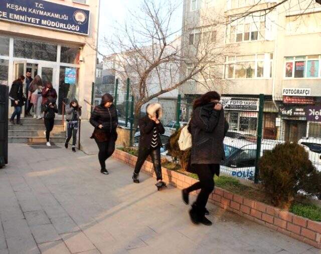Edirne'de fuhuşa zorlanan 12 kadın kurtarıldı, 7 kişi gözaltına alındı Edirne'de fuhuşa zorlanan 12 kadın kurtarıldı, 7 kişi gözaltına alındı