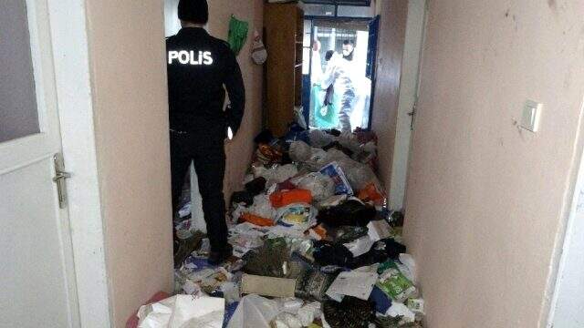 Evden 20 ton çöp çıkarıldı Belediye ekipleri bir evden 20 ton çöp çıkardı
