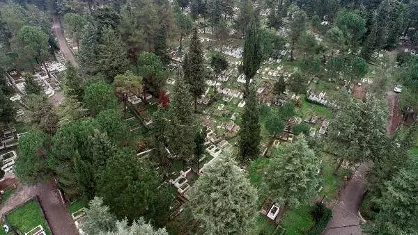 Kabristanda yönleri farklı yerlere bakan mezarları görenler şaşırıyor