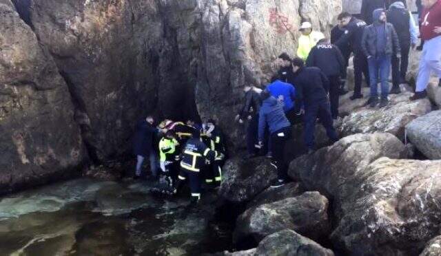 Liseli kız, herkesin gözü önünde kayalıklardan denize atladı