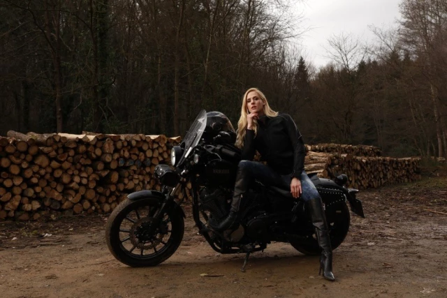 Ünlü oyuncu Wilma Elles'ten motosiklette güvenli sürüş uyarısı