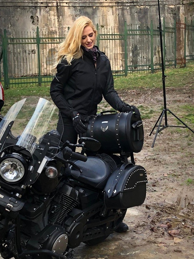 Ünlü oyuncu Wilma Elles'ten motosiklette güvenli sürüş uyarısı