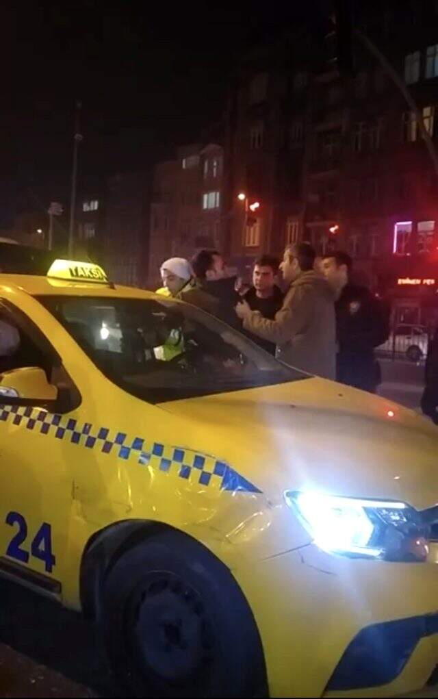 Beyoğlu'nda taksici kendini emniyet kemerine kilitleyip polise direndi Beyoğlu'nda taksici kendini emniyet kemerine kilitleyip polise direndi