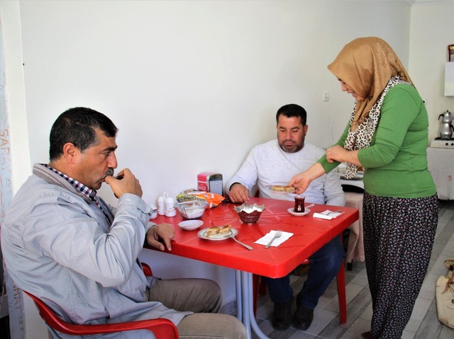 Gelin ile görümce sırt sırta verip kendi işlerini kurdu