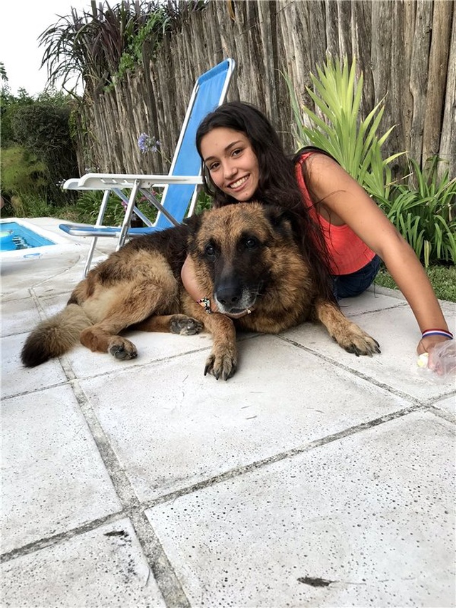 Köpeğiyle Fotoğraf Çektirmeye Çalışan Kızın Kötü Sonu (+18)