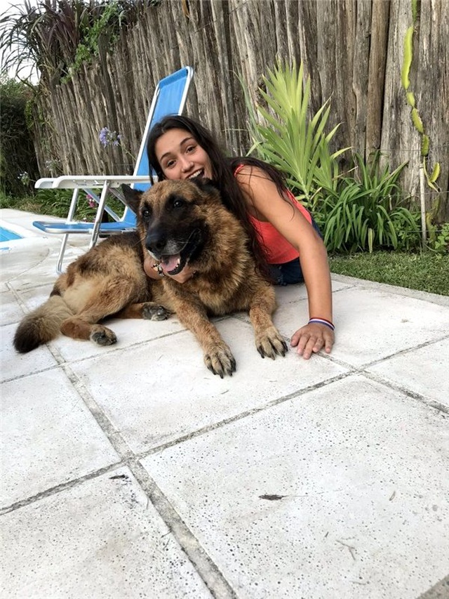 Köpeğiyle Fotoğraf Çektirmeye Çalışan Kızın Kötü Sonu (+18)