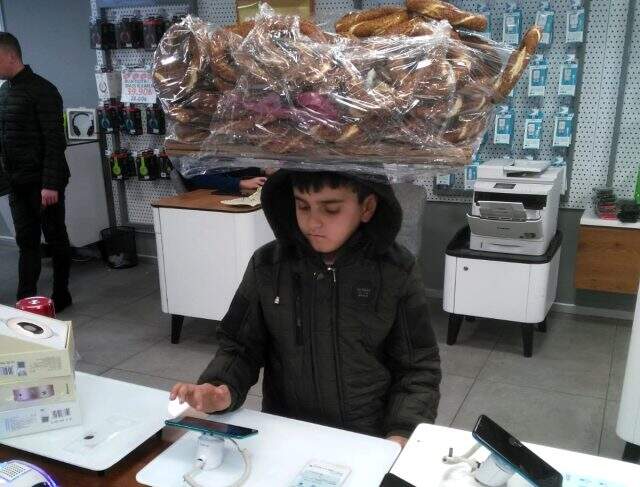 Simit tablasıyla girdiği bayide telefonla oynayan çocuğun görüntüleri yürek burktu