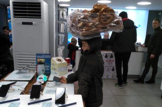 Simit tablasıyla girdiği bayide telefonla oynayan çocuğun görüntüleri yürek burktu