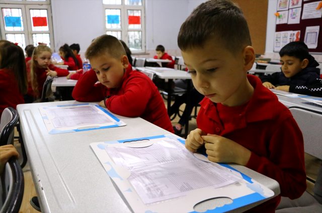 18 milyon öğrenci karnelerini aldı! Yarıyıl tatili başladı 18 milyon öğrenci karnelerini aldı! Yarıyıl tatili başladı