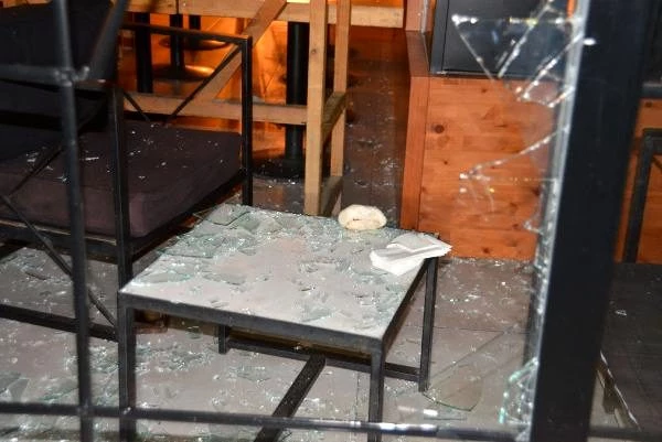 Alkollü kadın, sevgilisinin dükkanına taş atarak camları kırdı