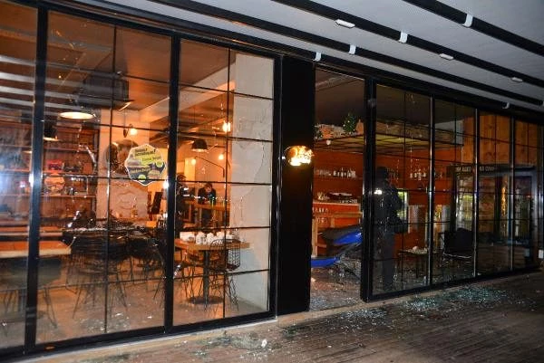 Alkollü kadın, sevgilisinin dükkanına taş atarak camları kırdı