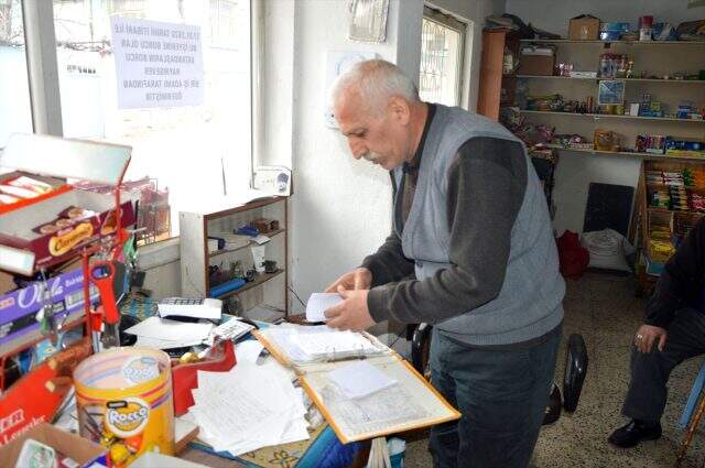 Bir hayırsever, bakkalın veresiye defterindeki tüm borçları ödedi Mahalle bakkalına giren iş insanı, vatandaşları sevince boğdu!